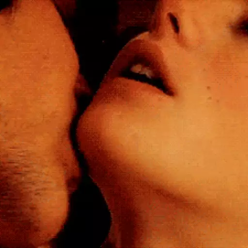 Гифки женщина целует мужчину. Страстный поцелуй. Нежный укус в шею. Нежный поцелуй в шею. Страстный поцелуй с языком.